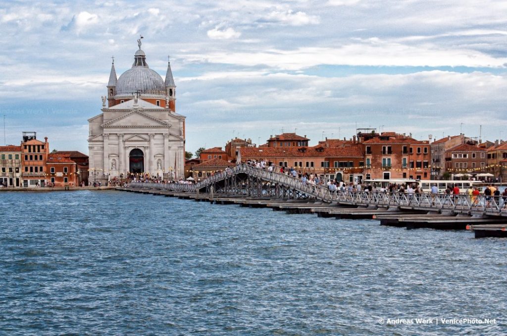 Die traditionelle Brücke über den Giudecca-Kanal für das jährliche Redentore-Fest.