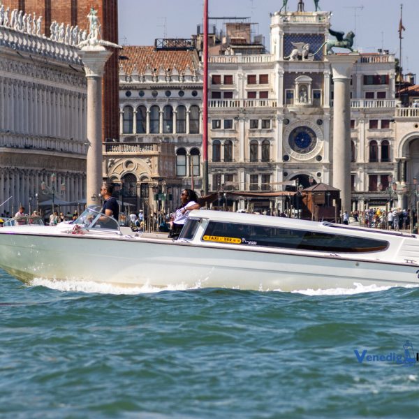 Wie komme ich vom Flughafen Marco Polo nach Venedig?